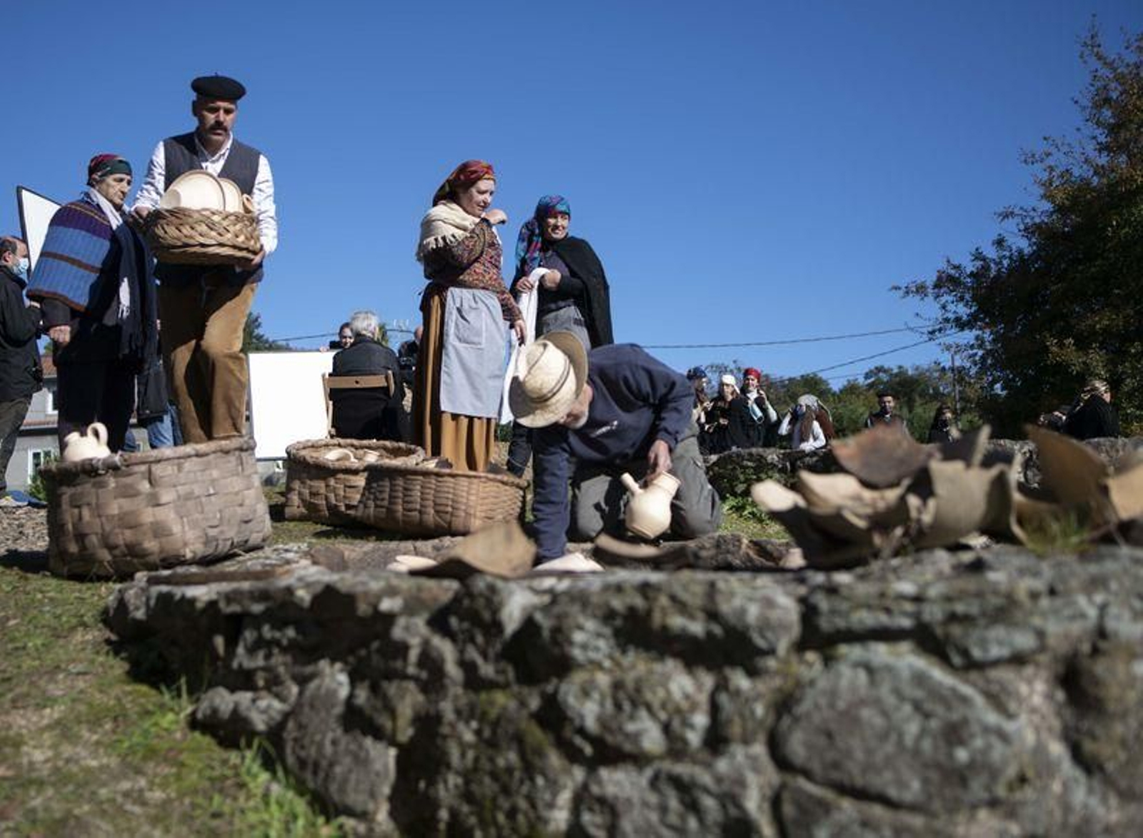 Niñodaguia (Xunqueira de Espadanedo). 06/11/2021. Fornada tradicional dos Cacharreiros en Niñodaguia.
Foto: Xesúis Fariñas