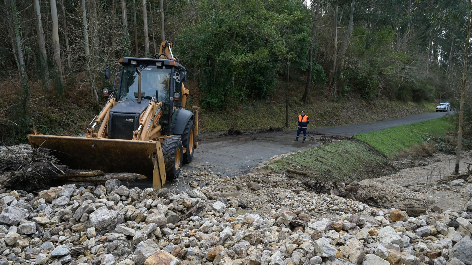 Maquinaria trabajando en la rotura en la balsa de la mina de Monte Neme.