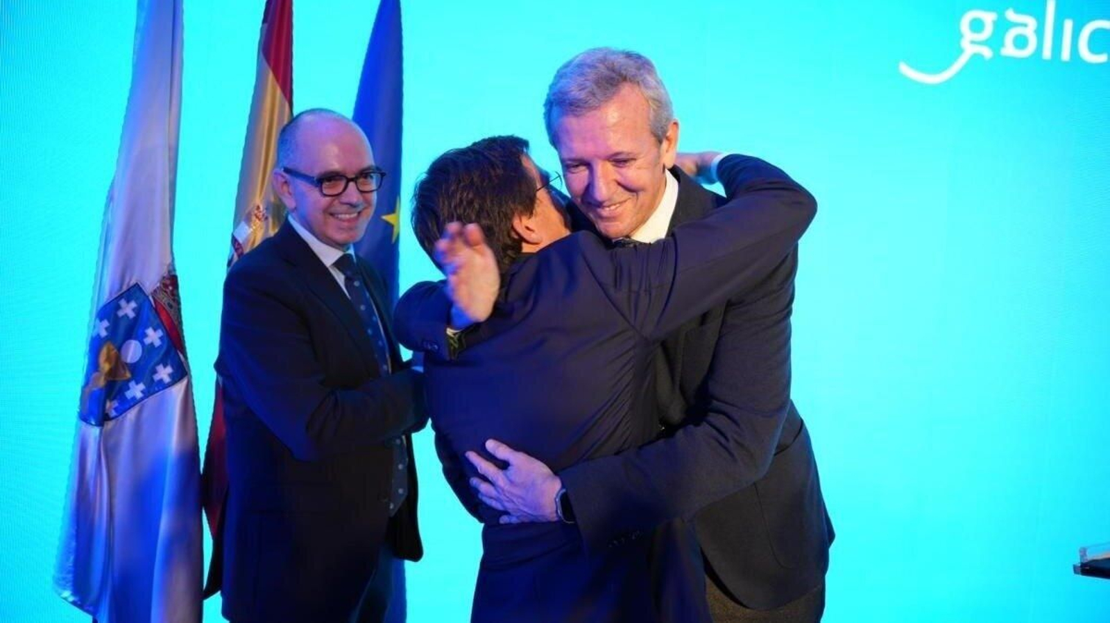 Rueda y Almeida se abrazan durante el acto de este martes.