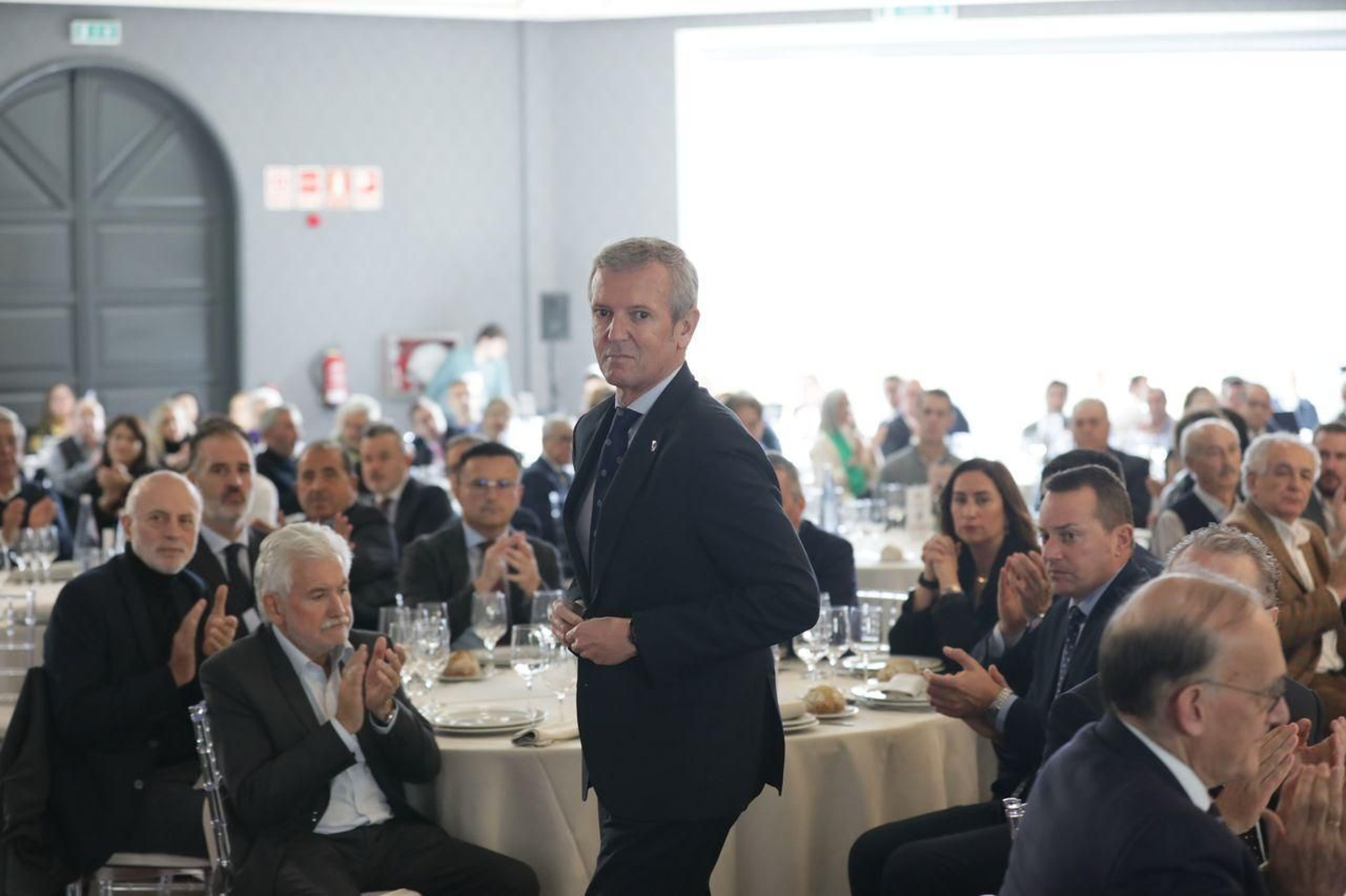 El presidente de la Xunta, Alfonso Rueda,  antes de su intervención (XESÚS FARIÑAS).