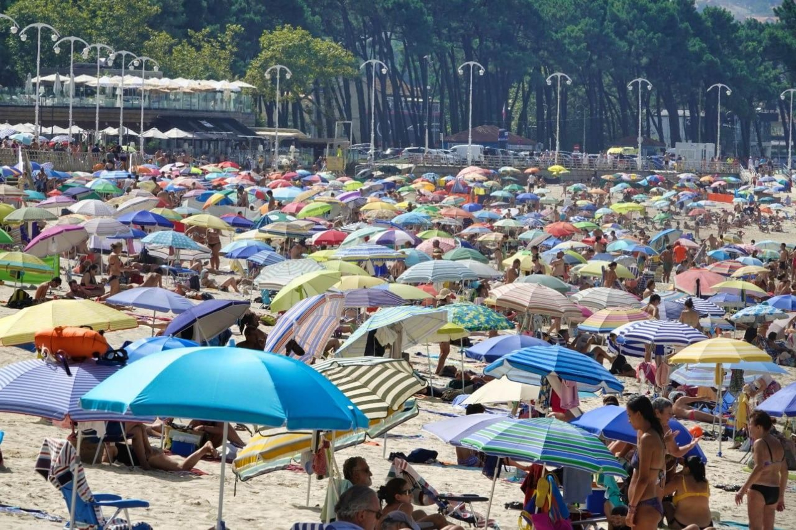 Samil abarrotada de gente por las altas temperaturas. // Vicente Alonso