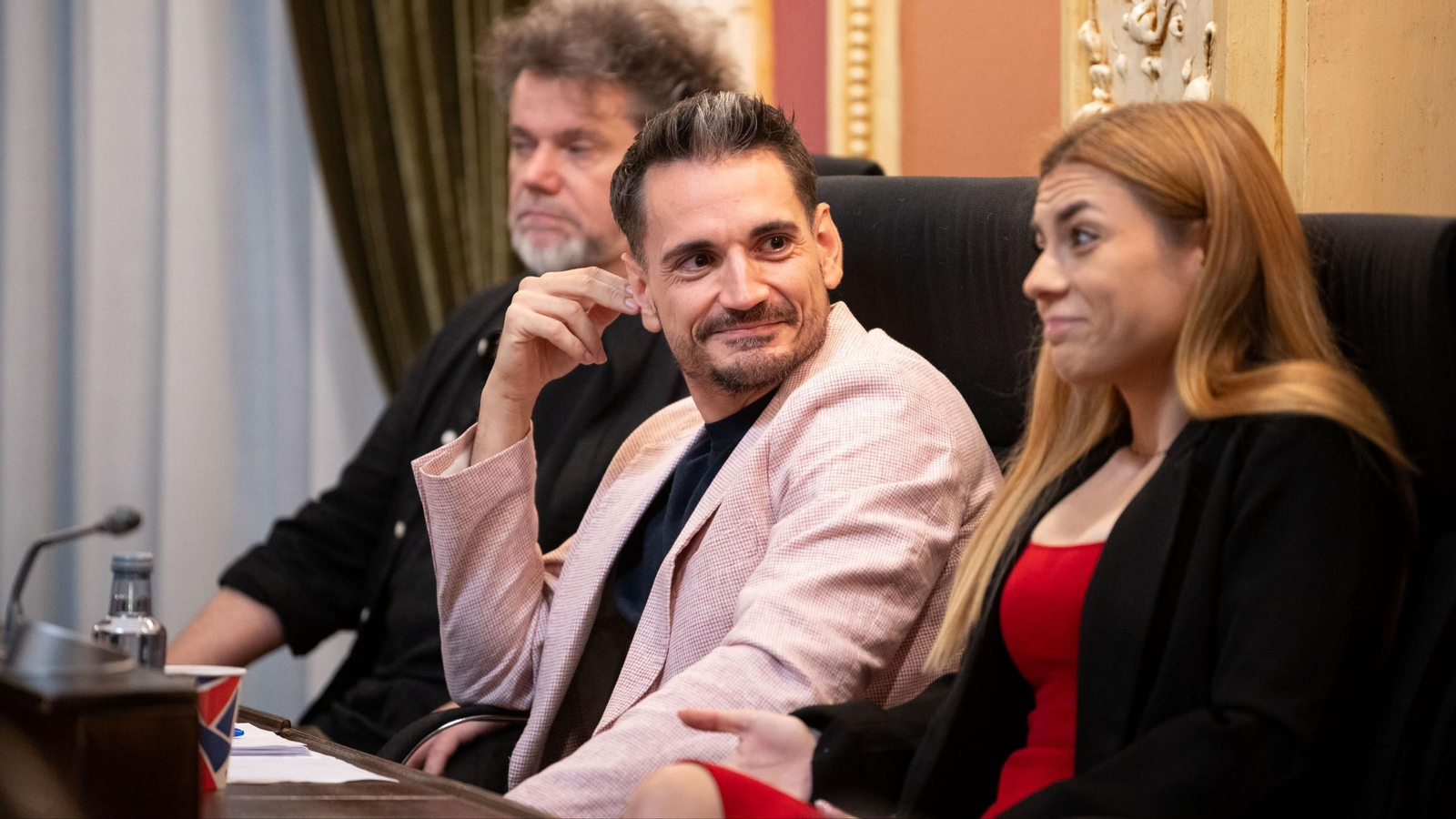 Francisco Lorenzo, concejal de obras públicas, servicios urbanos, medio ambiente y urbanismo, y Alba Iglesias, edil del PSOE, durante el pleno extraordinario