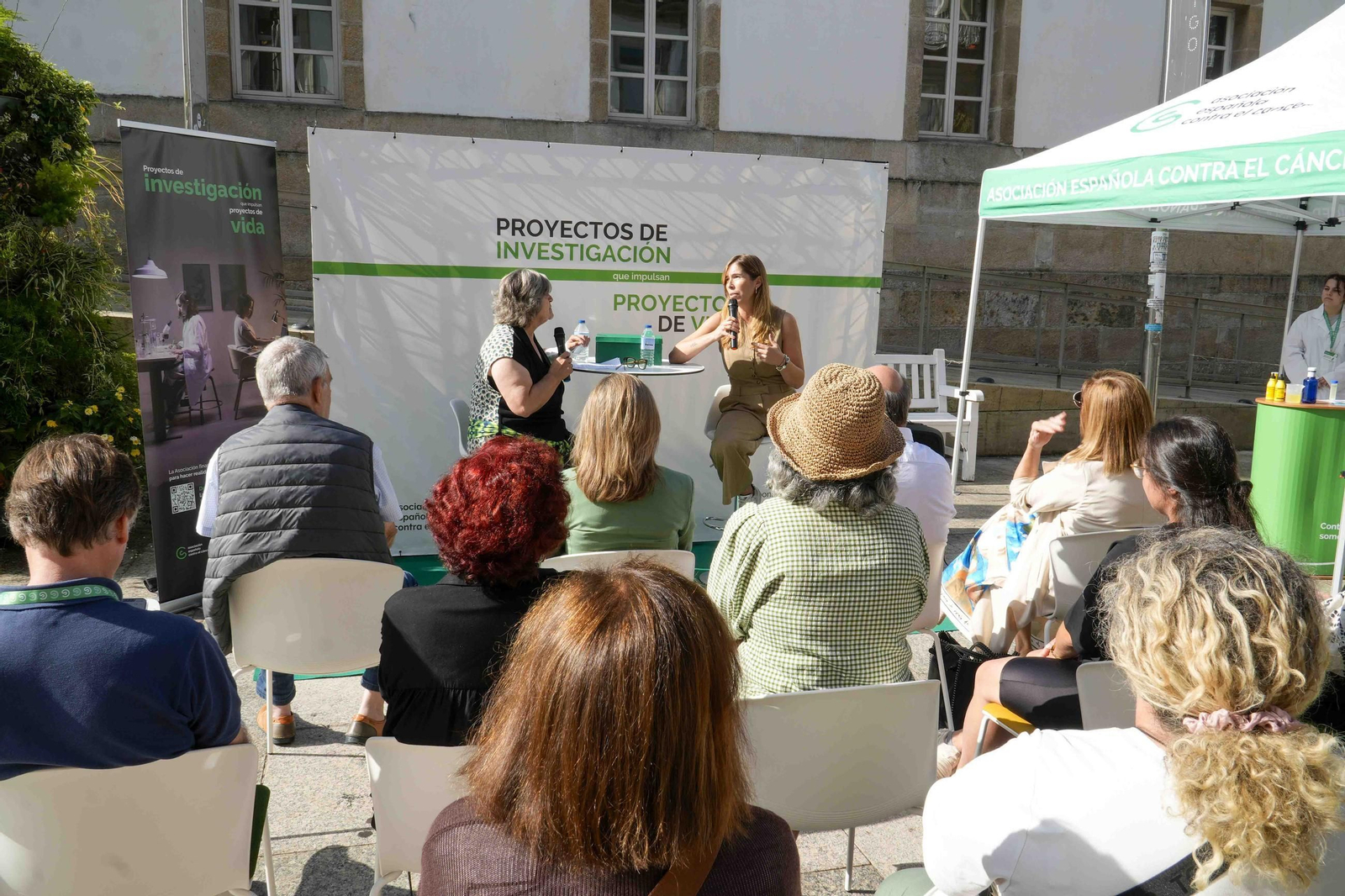 La investigadora Mónica Martínez dialoga con una paciente oncológica en Príncipe.