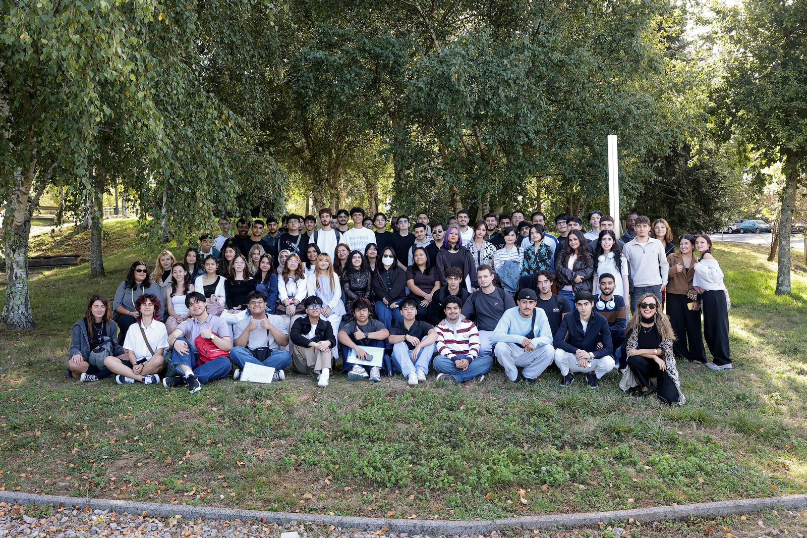 Foto de grupo de los jóvenes extranjeros que participaron ayer en el acto de bienvenida del curso LCA.