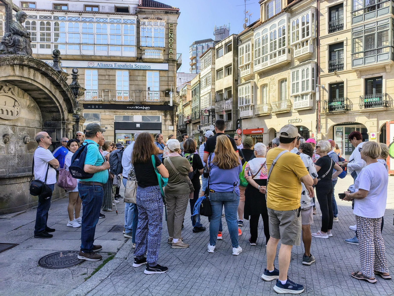 Un grupo de turistas en una visita guiada en la Praza da Peregrina.