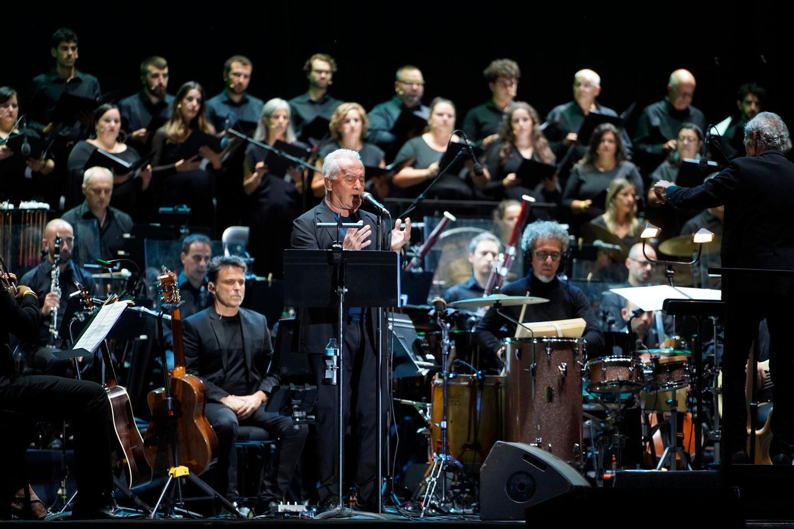 Víctor Manuel acompañado de la Real Filharmonía de Galicia.