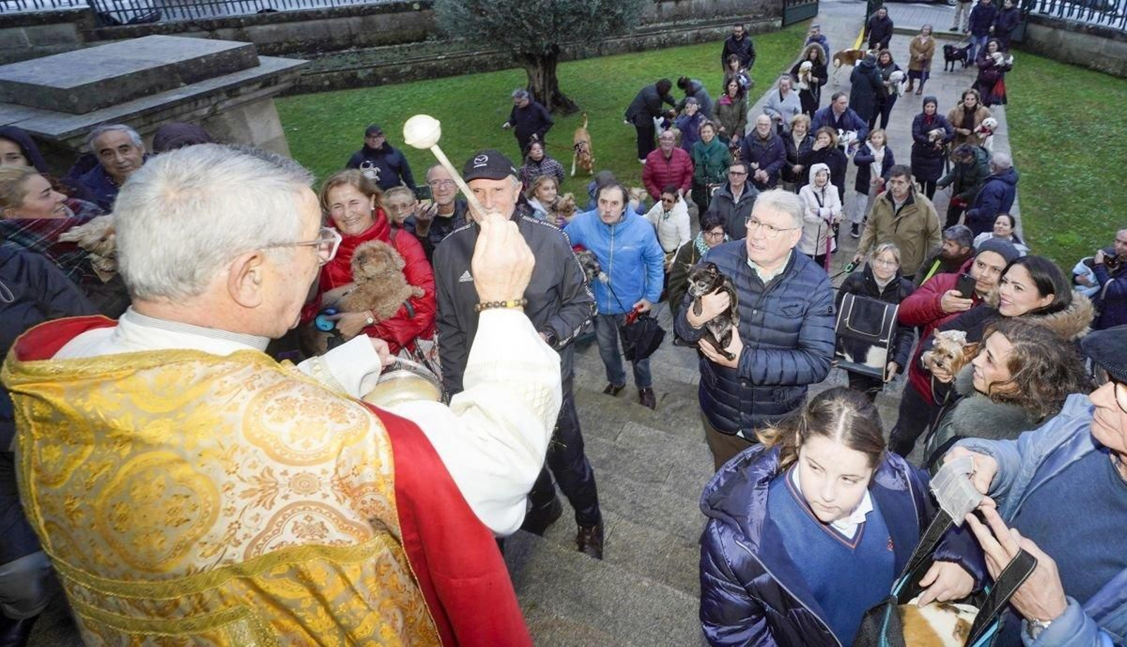Alberto Cuevas, en el momento de la bendición de las mascotas en la parroquia de La Soledad, bajo la protección de San Antón.