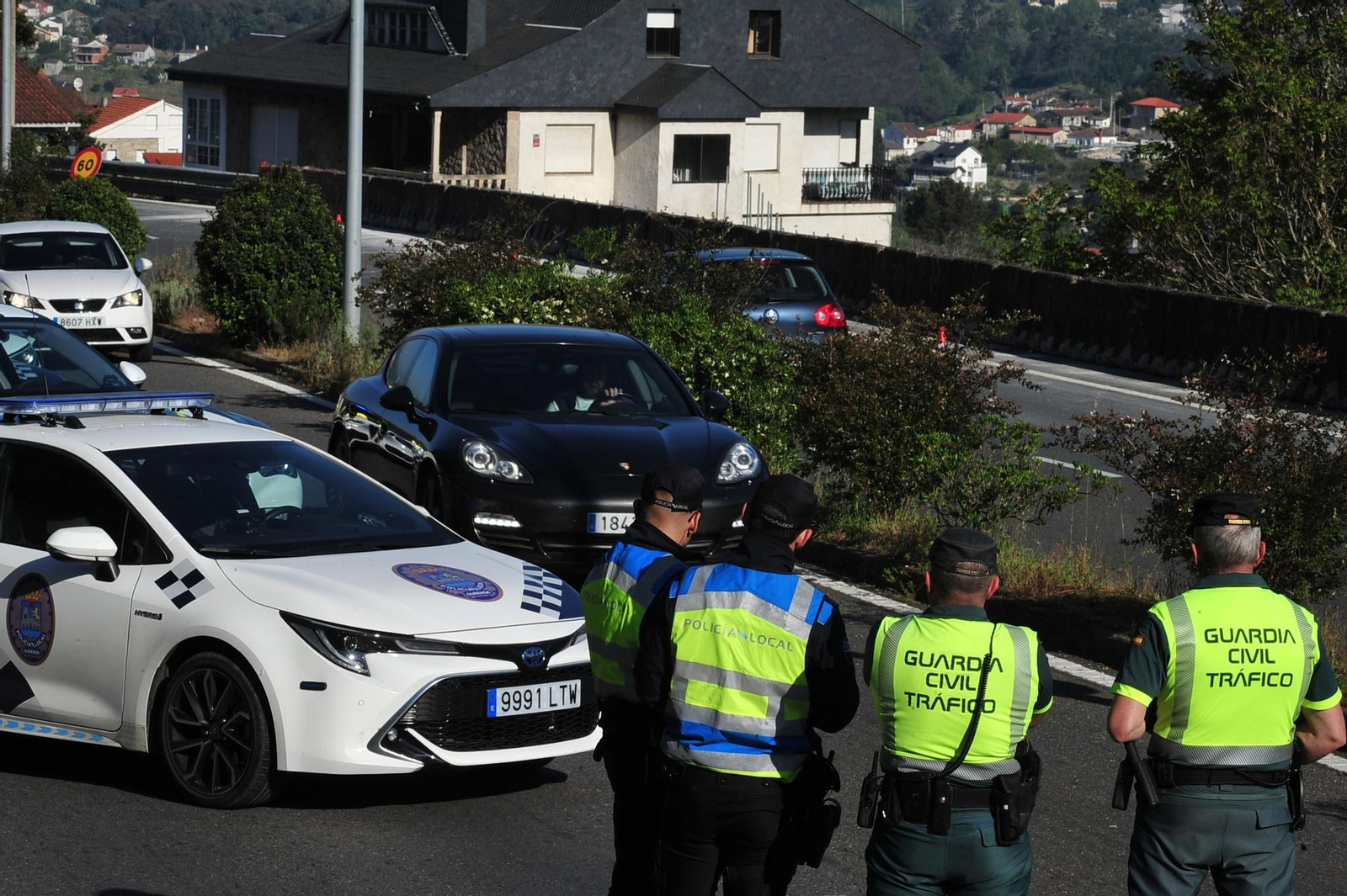 Agentes observando a los vehículos pasando por el control