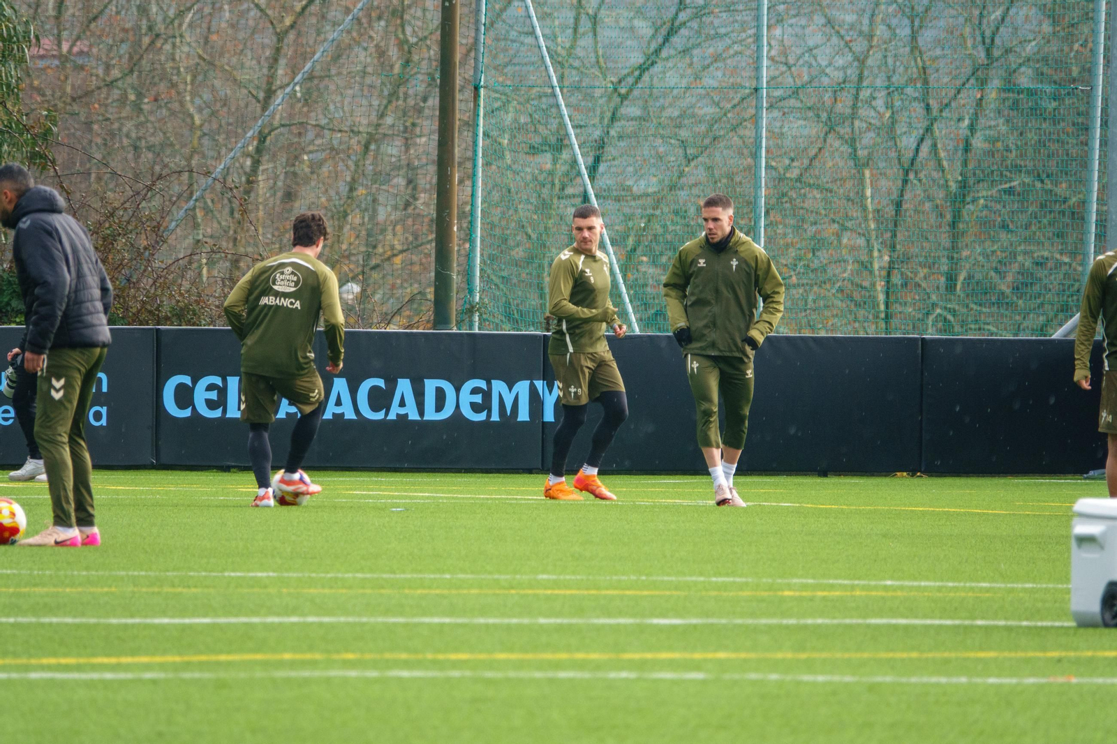 Mihailo Ristic (derecha), junto a Ferran Jutglá y Hugo González durante el entrenamiento copero en A Madroa previo al Sant Andreu.