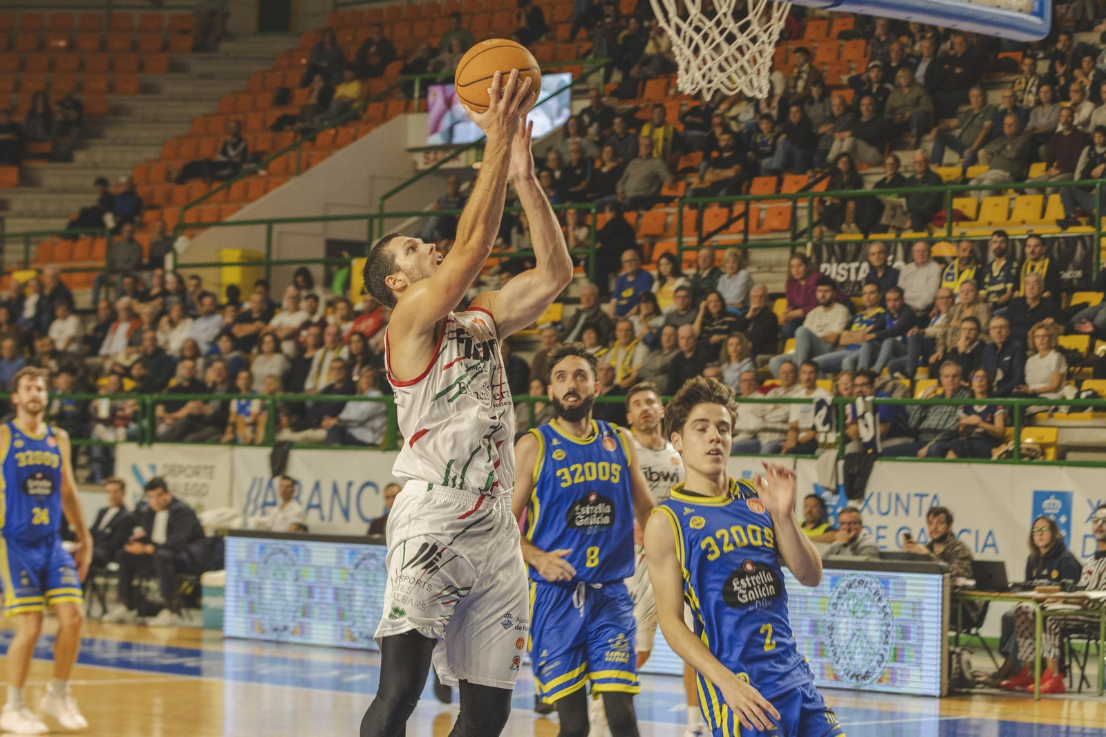 Galería | El COB asusta los fantasmas en Samaín y logra la victoria ante el Fibwi