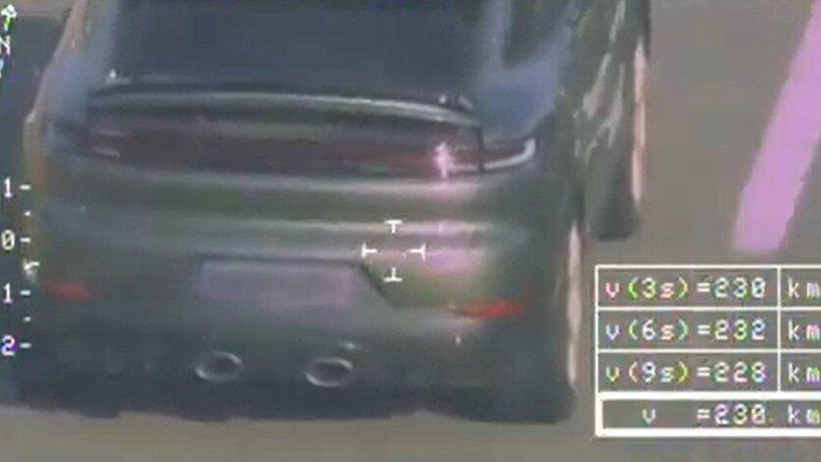 Coche superando los límites de velocidad en Valencia.