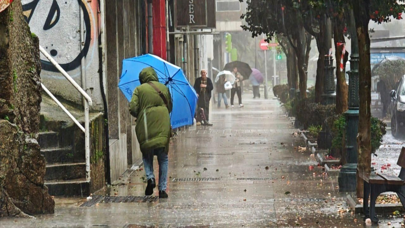 Personas bajo la lluvia en Vigo.