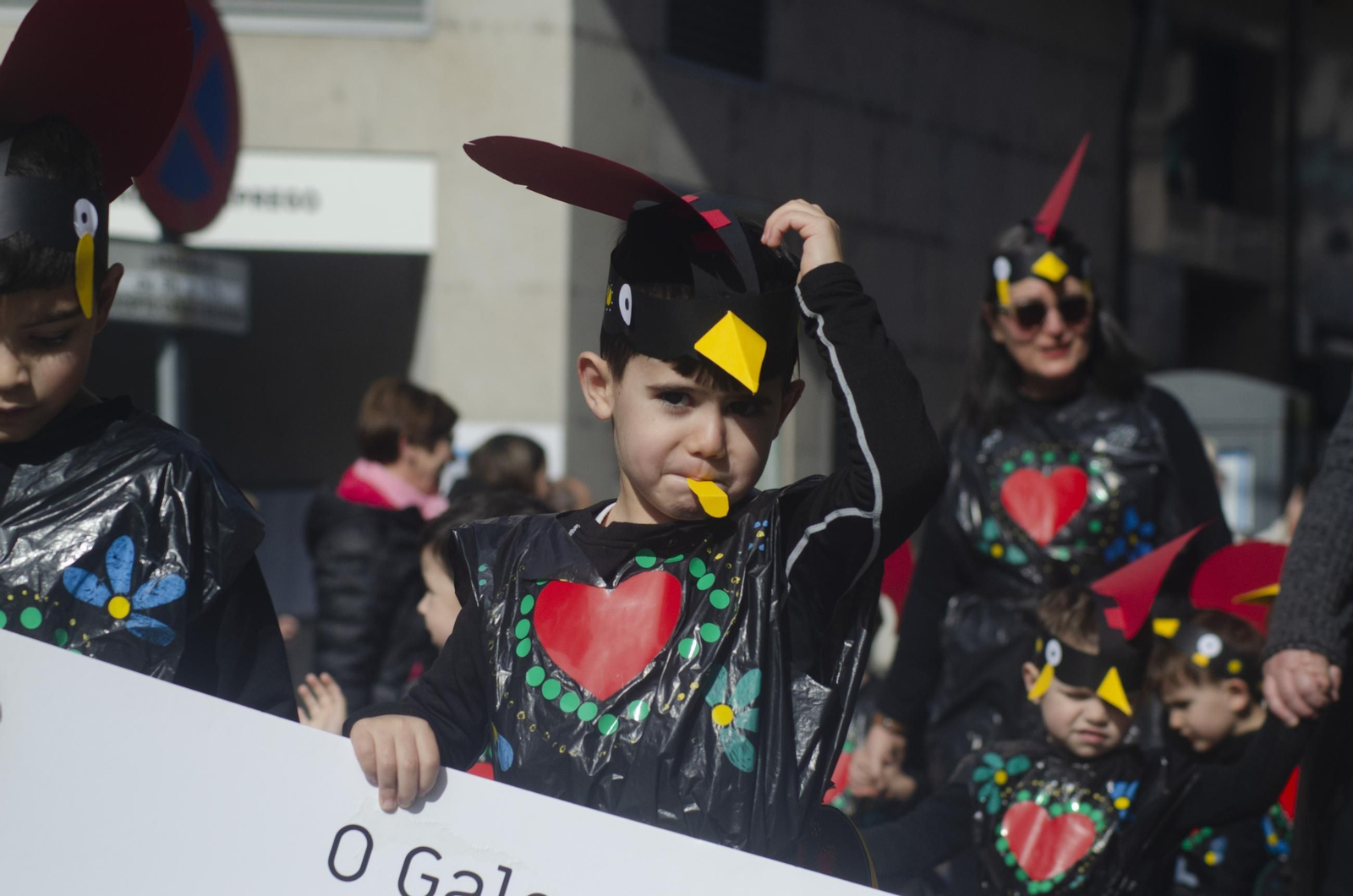 Los niños animan las calles de Ribadavia con el desfile escolar de Entroido