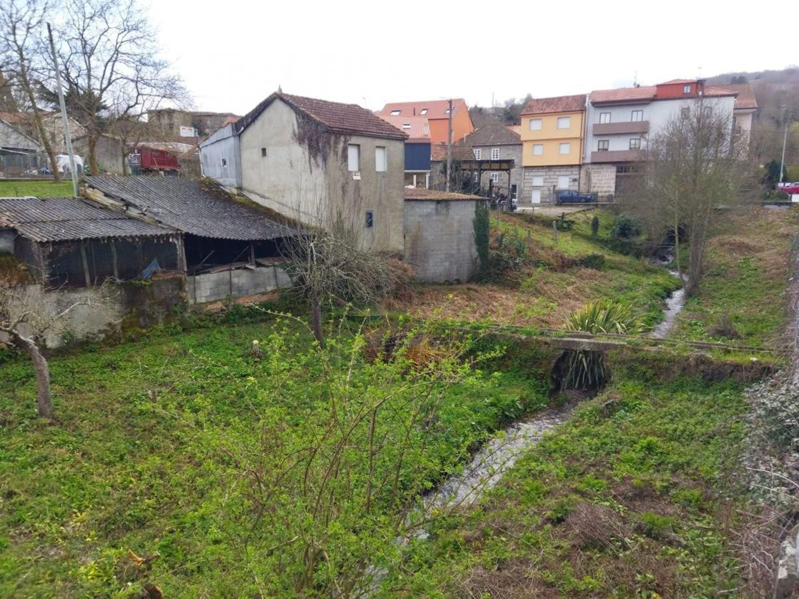 La corga de Sampil a su paso por Celanova, con el barrio de A Ermida al fondo.