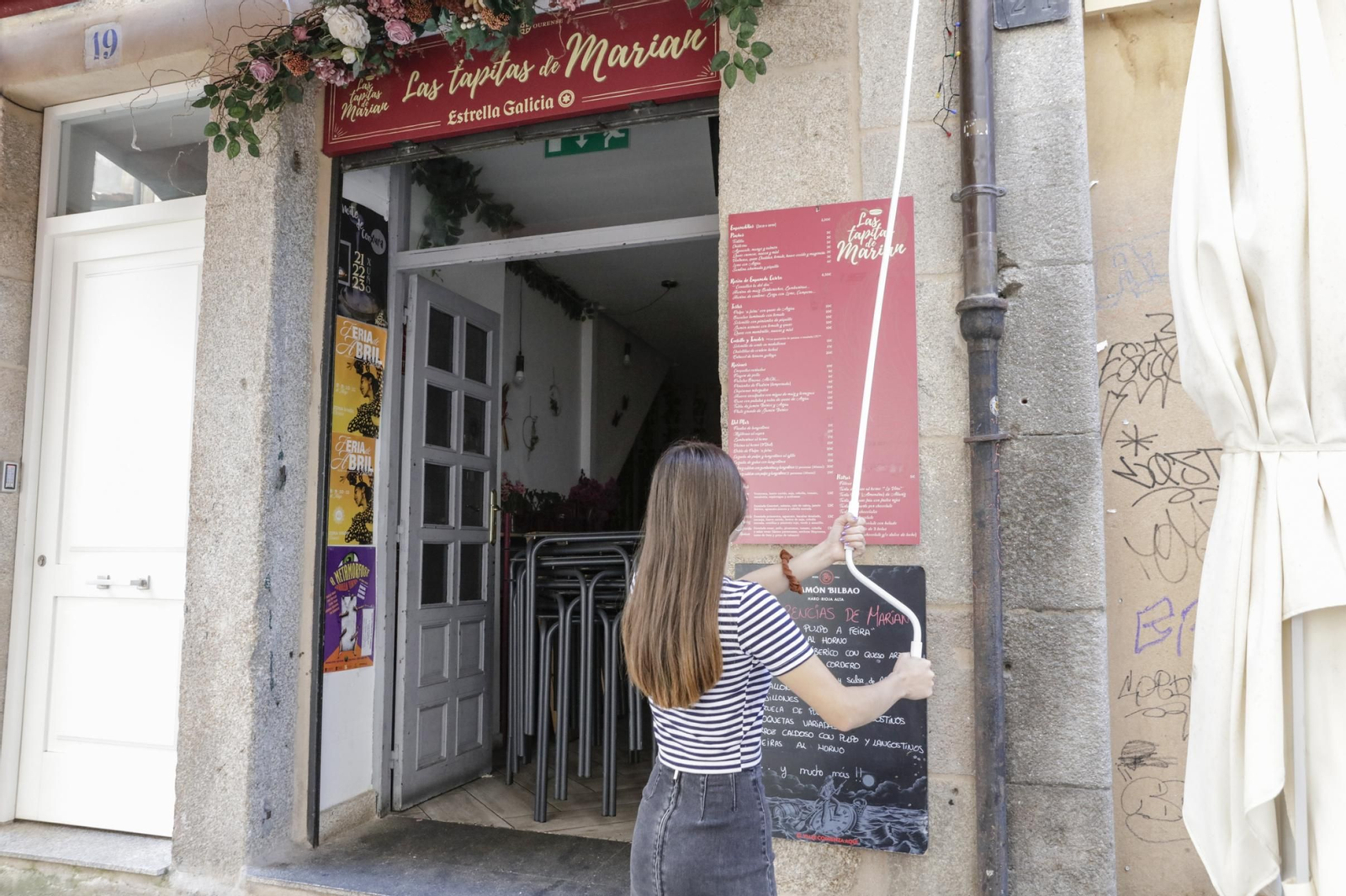 Una trabajadora del sector de la hostelería en Ourense.