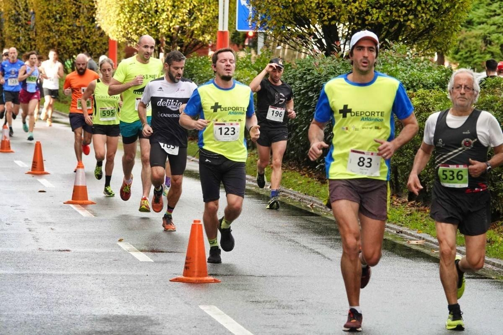 Un grupo de corredores, durante el transcurso de la prueba por las calles de Vigo, algunos con la camiseta de + Deporte Atlántico.