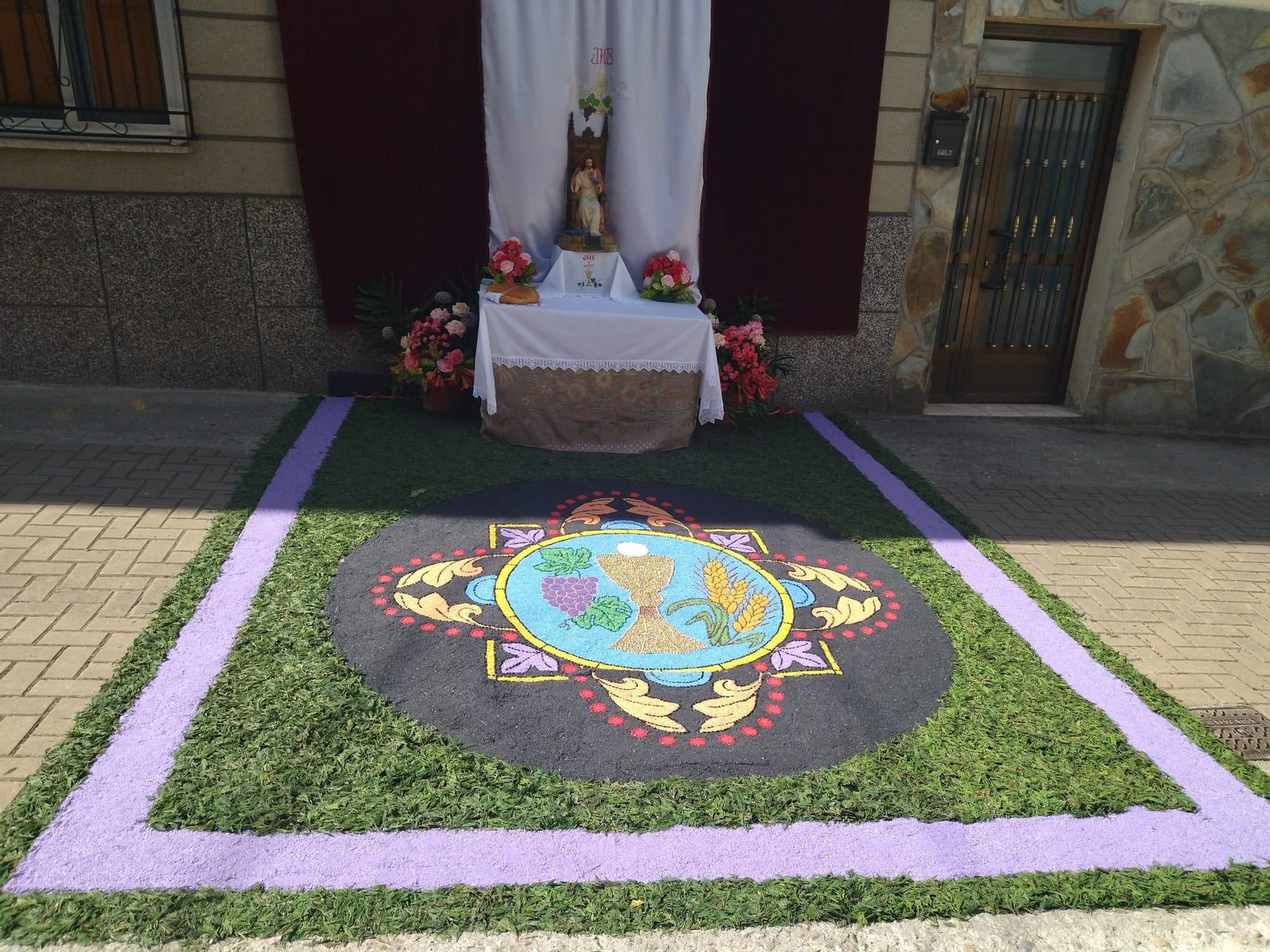 Alfombra floral por el Corpus Christi en A Pobra de Trives.