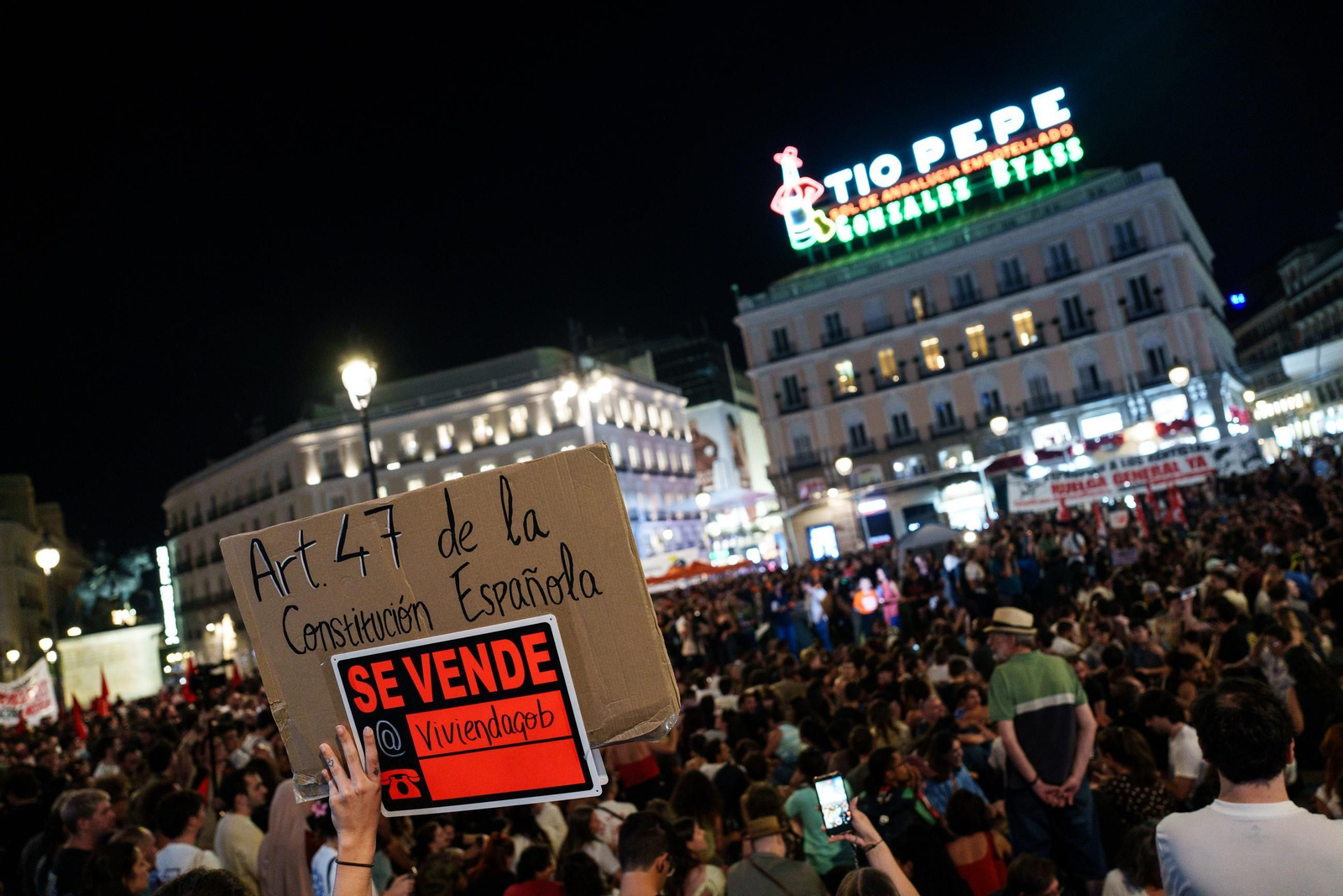 EuropaPress_7803097_centenares_personas_comienzan_acampada_improvisada_puerta_sol_manifestacion