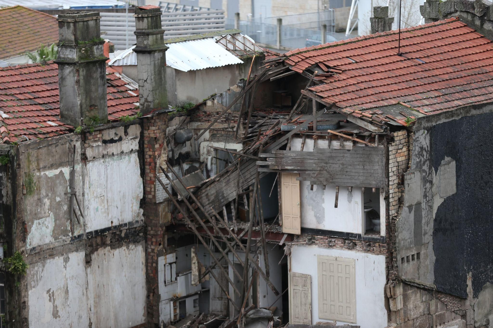 Se derrumba un edificio en el centro de Vigo // Alberte