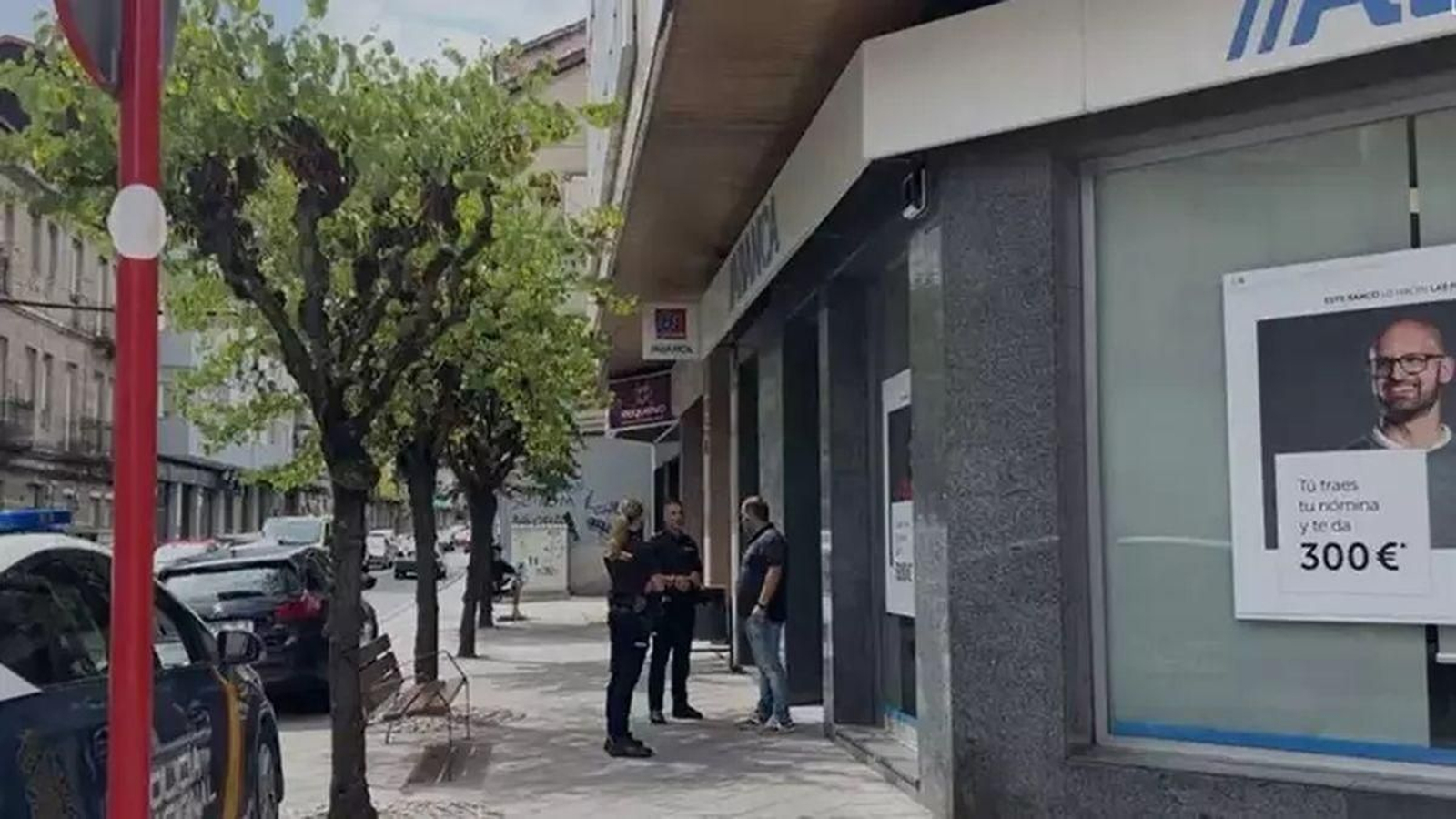Agentes de Policía frente a la sucursal tras el atraco.