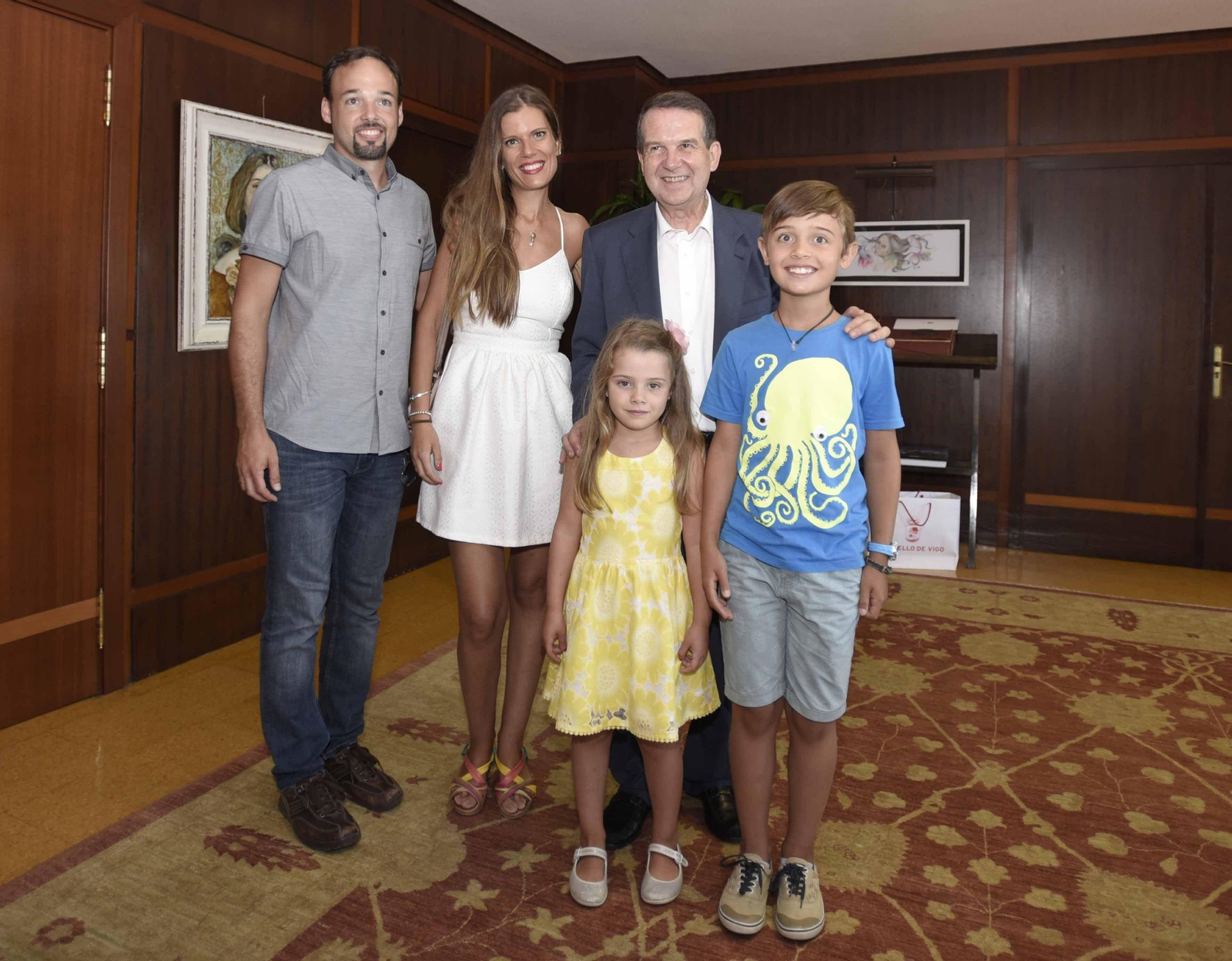 El niño Vigo Martínez Garrido, con sus padres y su hermana, visitó ayer al alcalde de la ciudad.