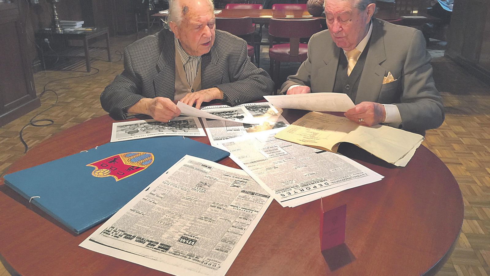 Jesús Díaz Varela y Antonio Reverter, consultan fotos antiguas de CD Ourense.