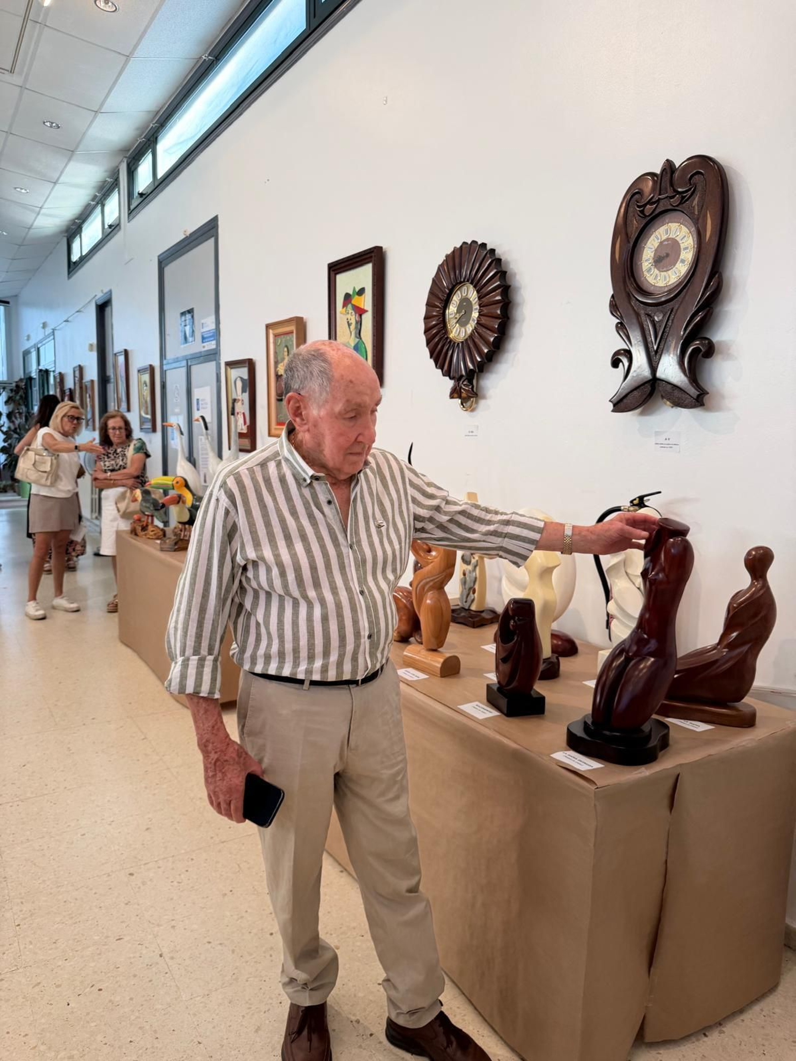 Galería | El artista vianés Venus Alonso cumple un sueño a los 94 años con su primera exposición