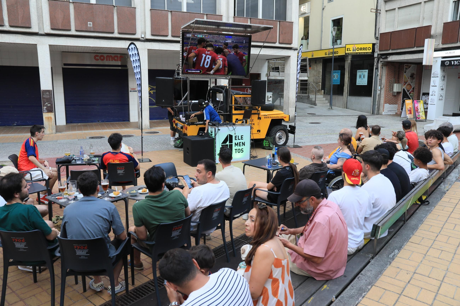 Galería | Ambiente y expectación en las terrazas de Ourense para disfrutar del partido de la selección española ante Portugal , en fotos