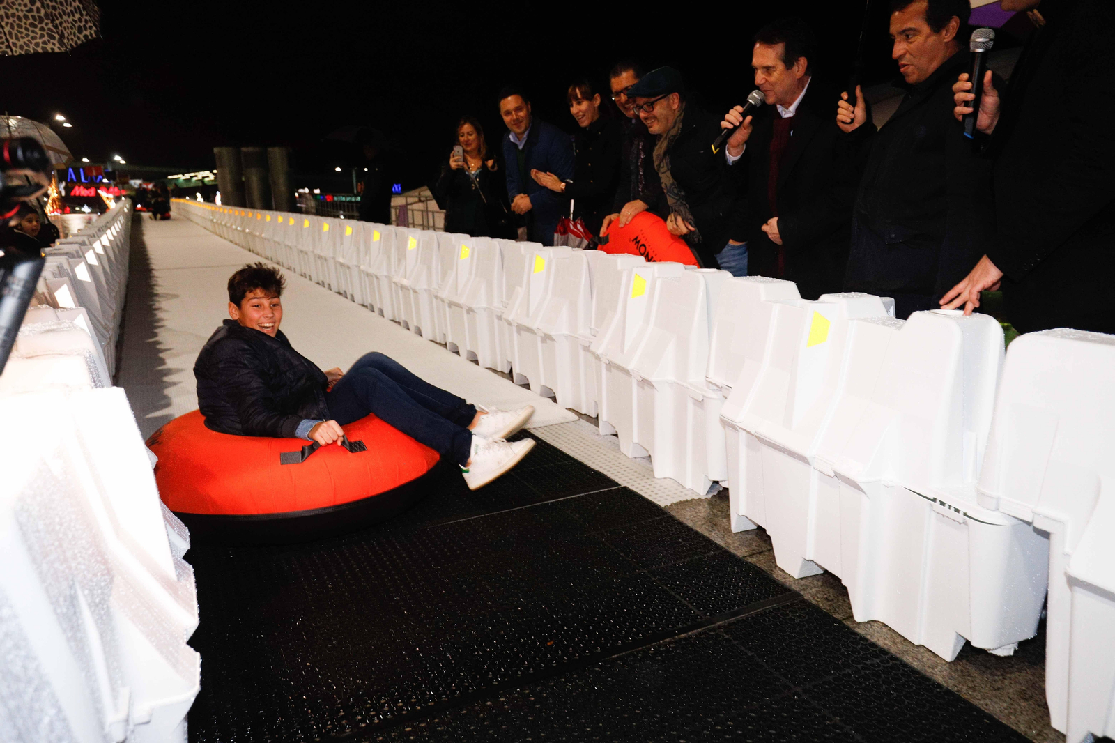 Vista de la rampa y de los primeros usuarios, que fueron animados por el alcalde Abel Caballero.