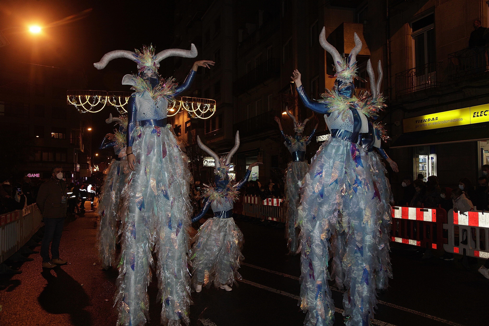 OURENSE. Fantasía y luz en el desfile de los Reyes Magos por la ciudad. // Miguel Ángel