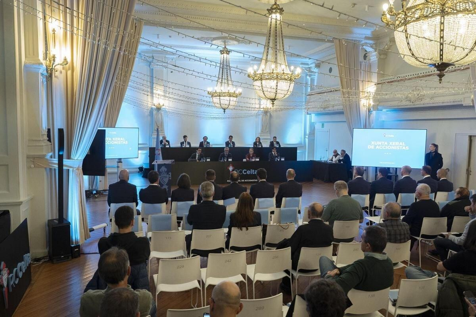 La asistencia física no fue muy numerosa e incluso el punto de ruegos y preguntas fue amable.