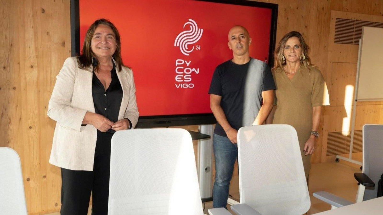 La delegada de la Xunta, Ana Ortiz, con el organizador, Álex Hermida y la directora del  área de Emprendimiento de la UVigo, Maruxa Ávarez.