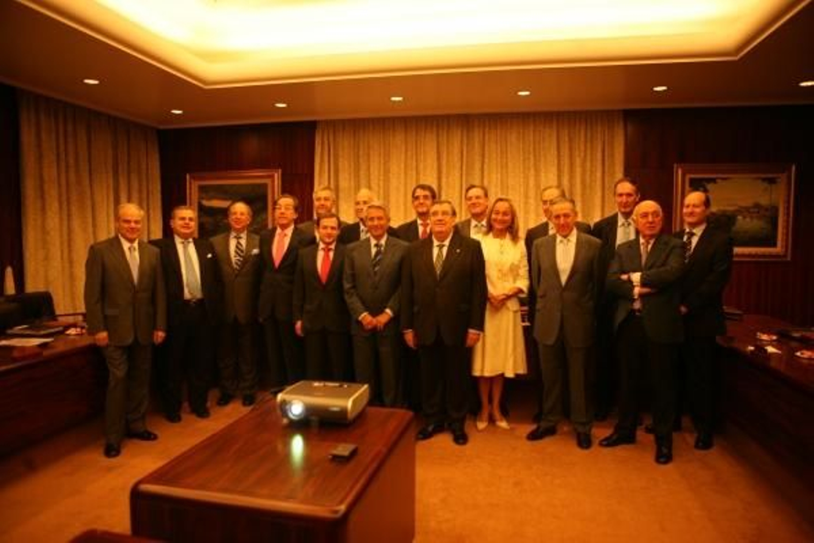 Los miembros del consejo de administración de Fenosa se reunieron ayer en la oficina central de Caixanova, que es el segundo accionista. foto: raquel