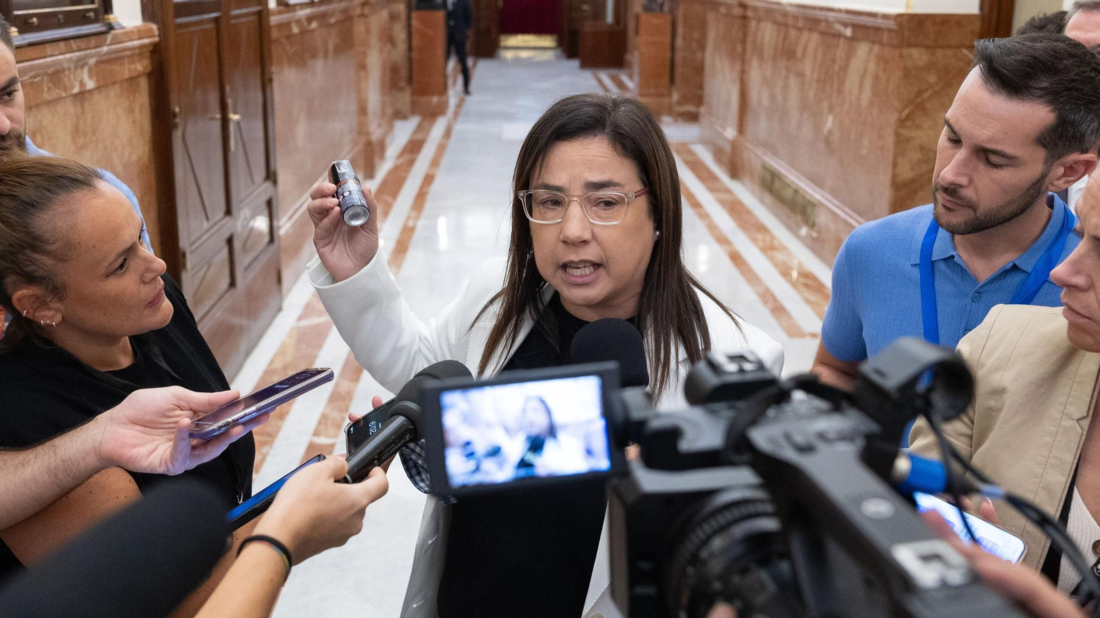 La diputada del PP, Ana Vázquez, tras ser expulsada por llevar un bote de gas pimienta durante una sesión de control al Gobierno, en el Congreso de los Diputados, a 23 de septiembre de 2026, en Madrid