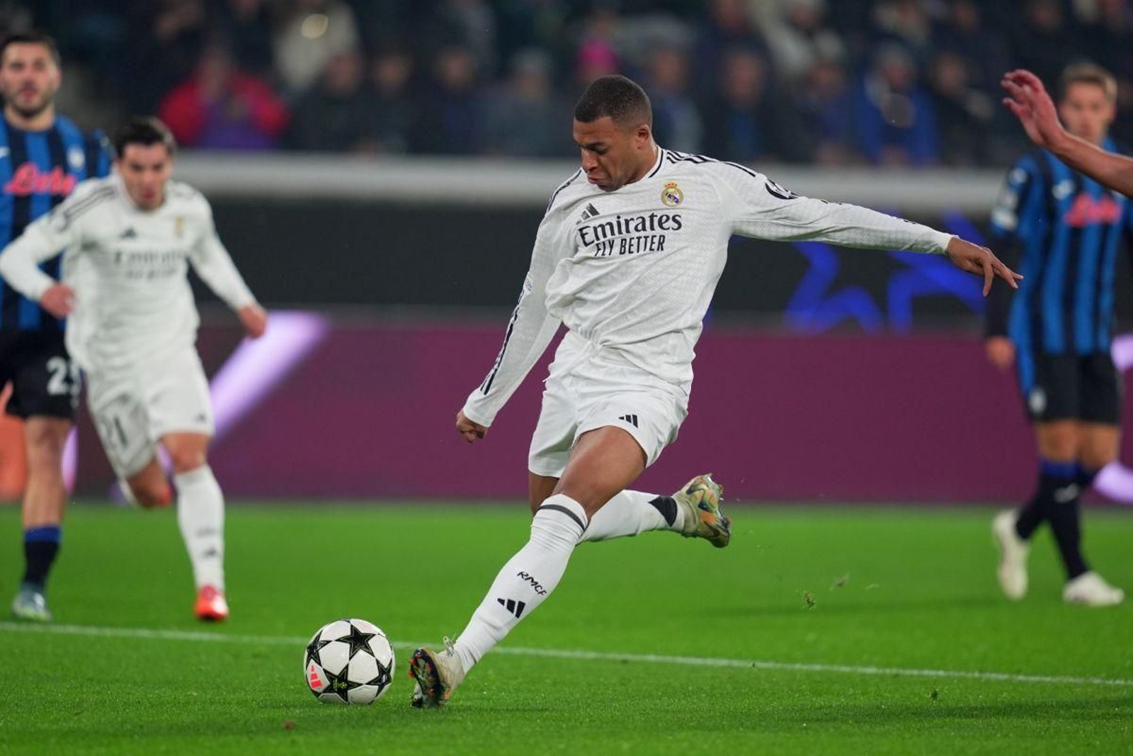 El delantero francés del Real Madrid abrió el marcador, pero luego se retiró con problemas musculares.