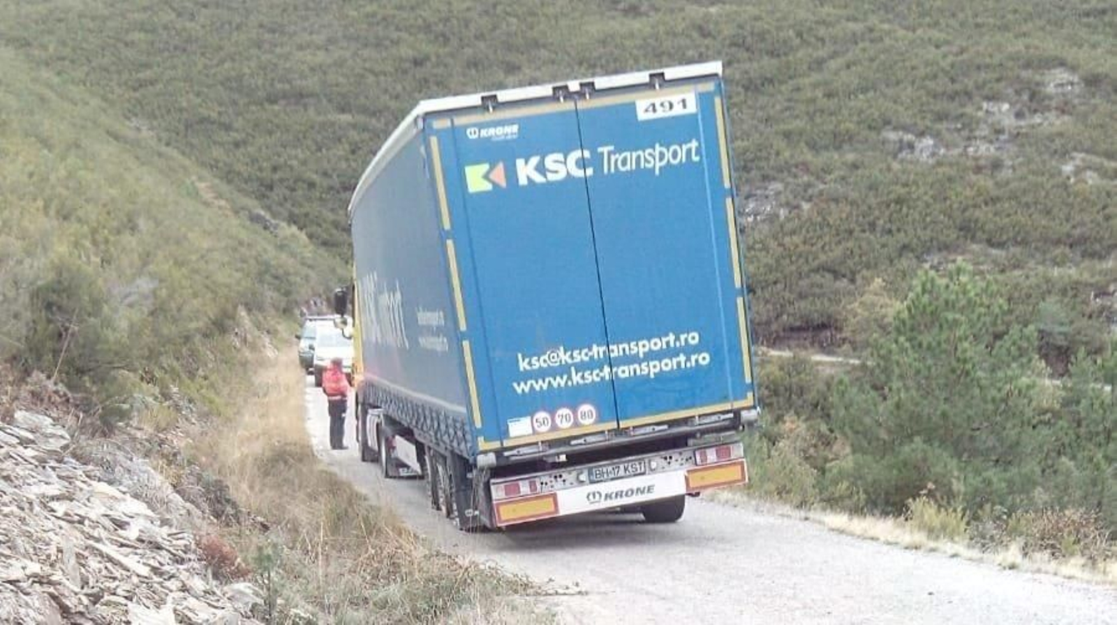 El camión detenido en la carretera.