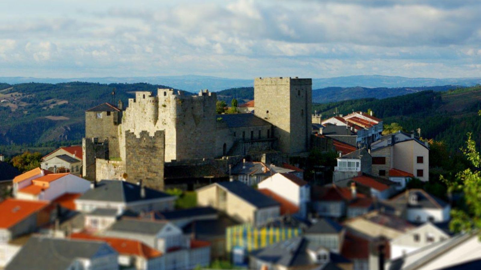 Castillo y más: O Castro de Caldelas está catalogado como uno de los Pueblos Más Bonitos de España.
