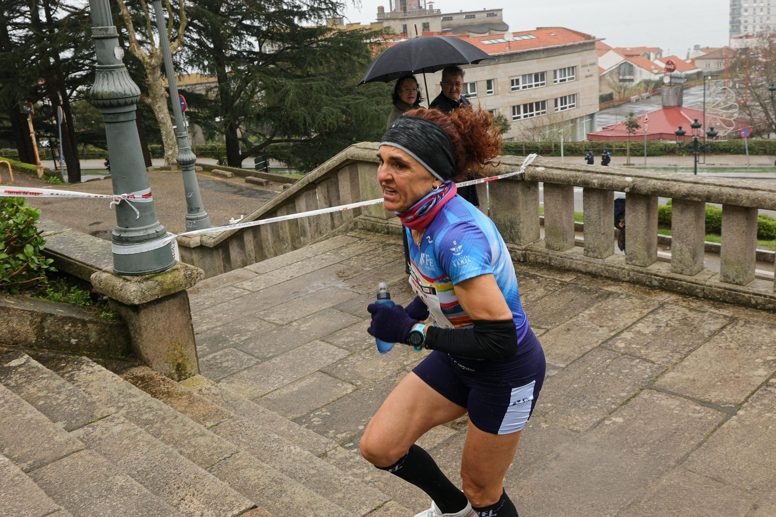 Galería | Cientos de atletas aguantan la lluvia en la Subida ao Castro