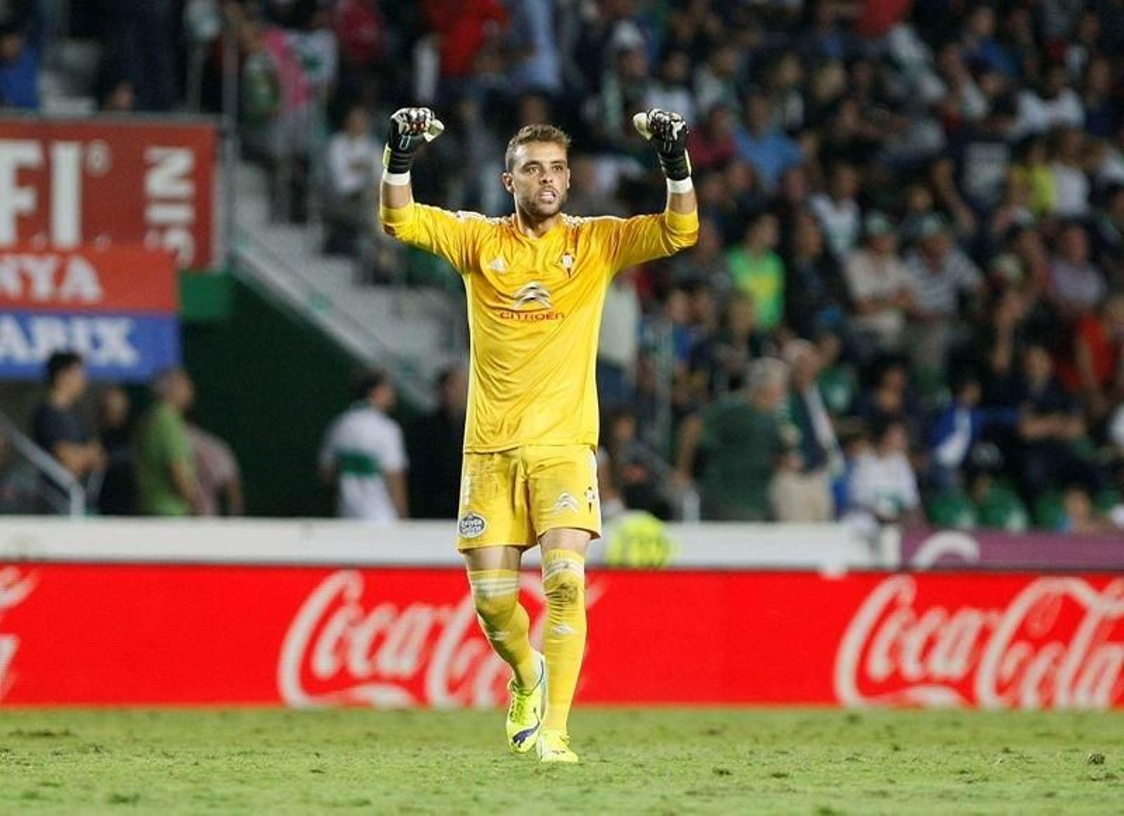 Sergio Álvarez celebra el gol de Nolito contra el Elche, el sábado en el Martínez Valero.