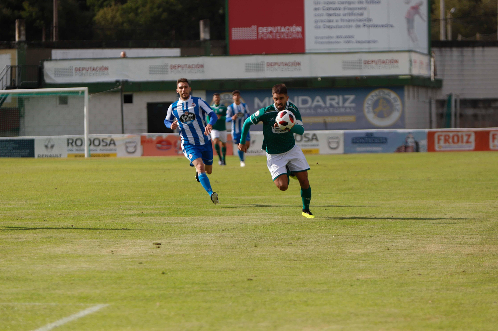 Antón de Vicente persigue un balón en un partido anterior del Coruxo.