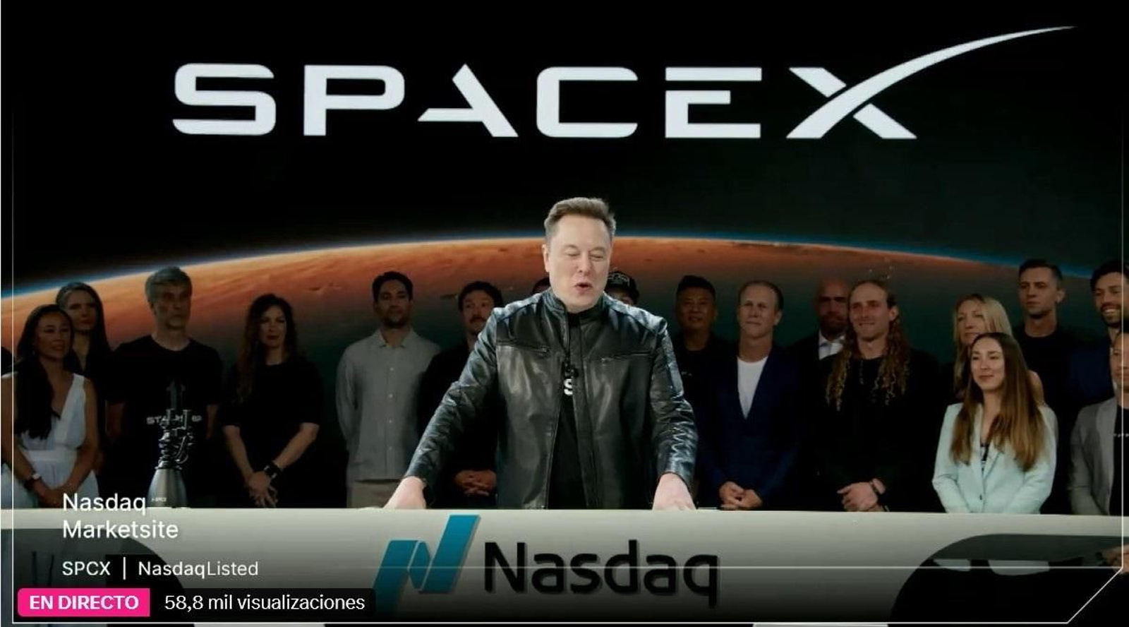 El billonario, Elon Musk, celebra la salida a bolsa de su compañía aeroespacial, Space X.