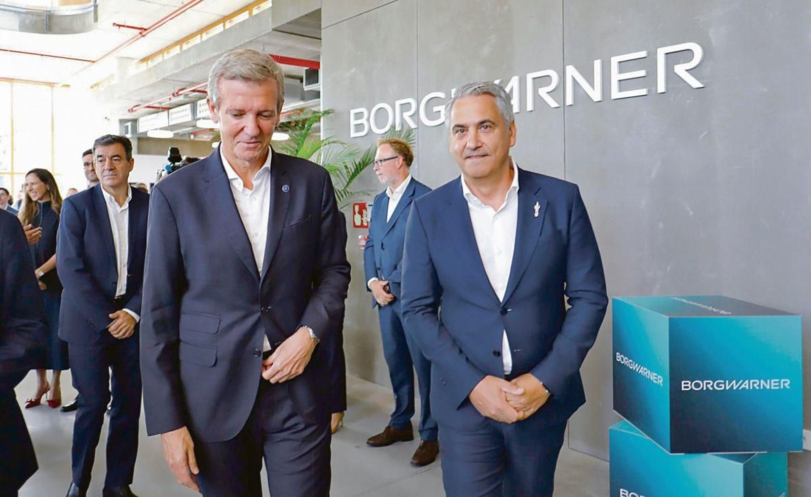 El presidente de la Xunta, Alfonso Rueda, y el vicepresidente de ingeniería de BorgWarner, Carlos Castaño, en la inauguración del centro este jueves.