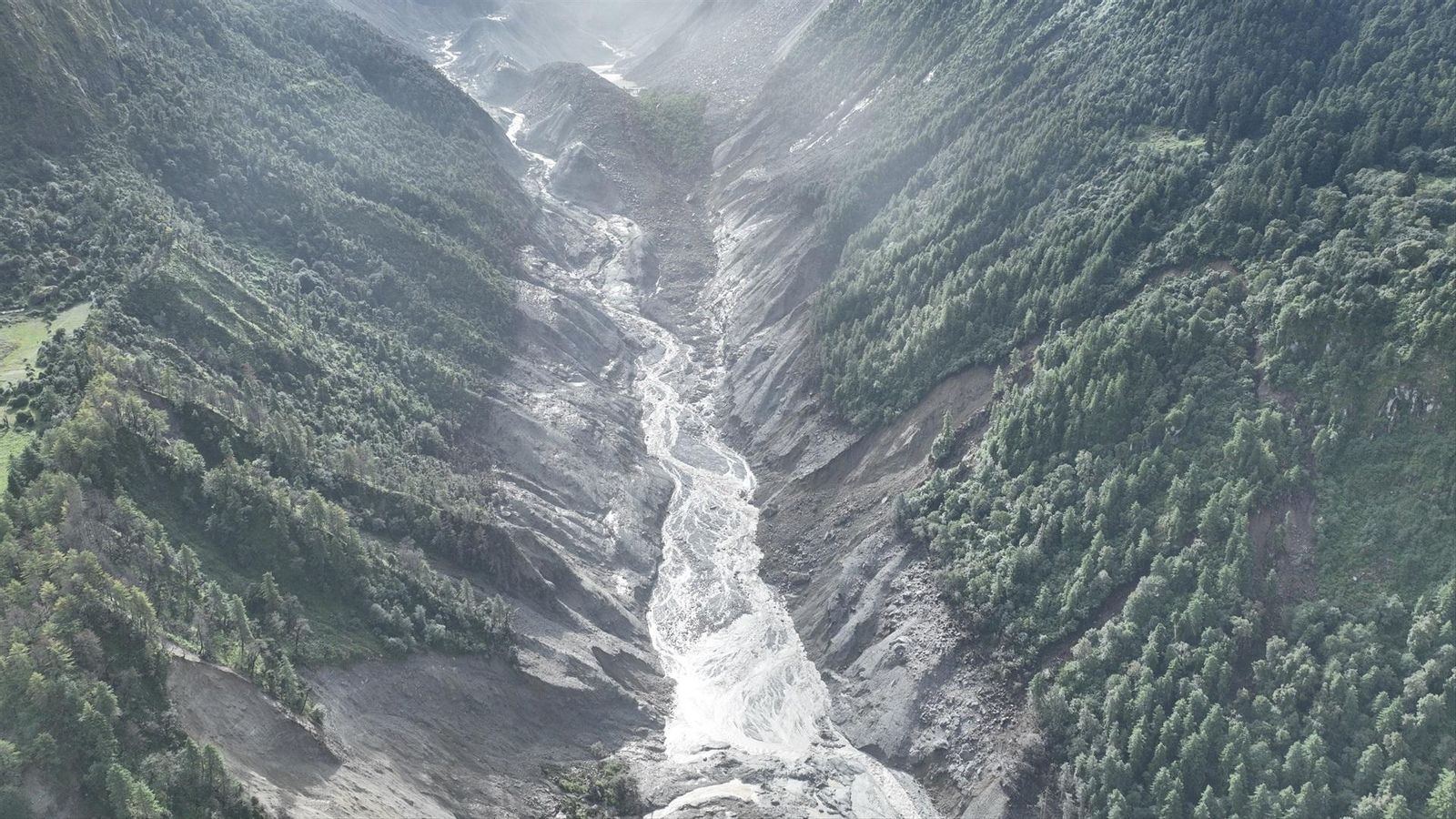 Vista aérea de una zona afectada por un deslizamiento de tierra en Nepal