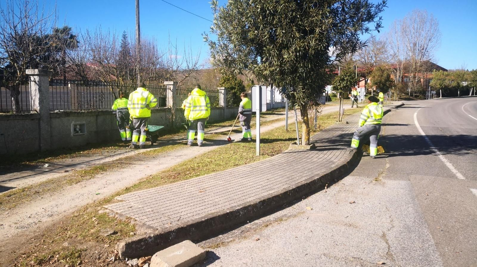 Los alumnos trabajan en el centro de Sandiás.