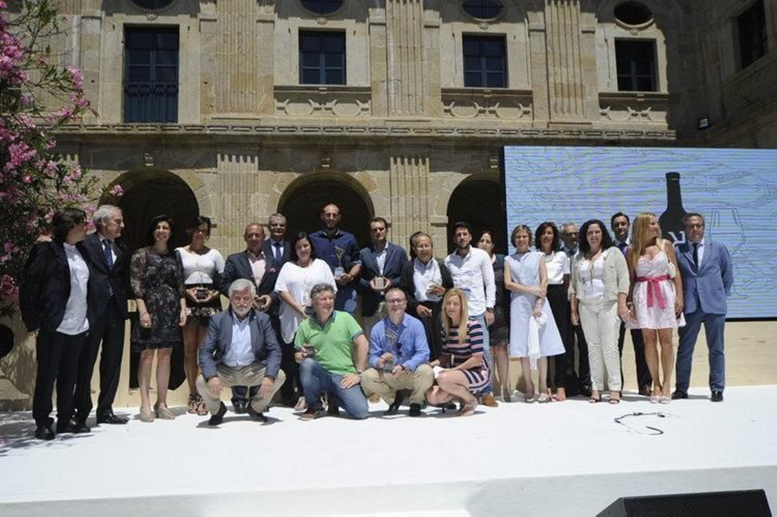 Autoridades y premiados posan al finalizar la gala de entrega de los Premios de la Denominación de Orixe 2016.