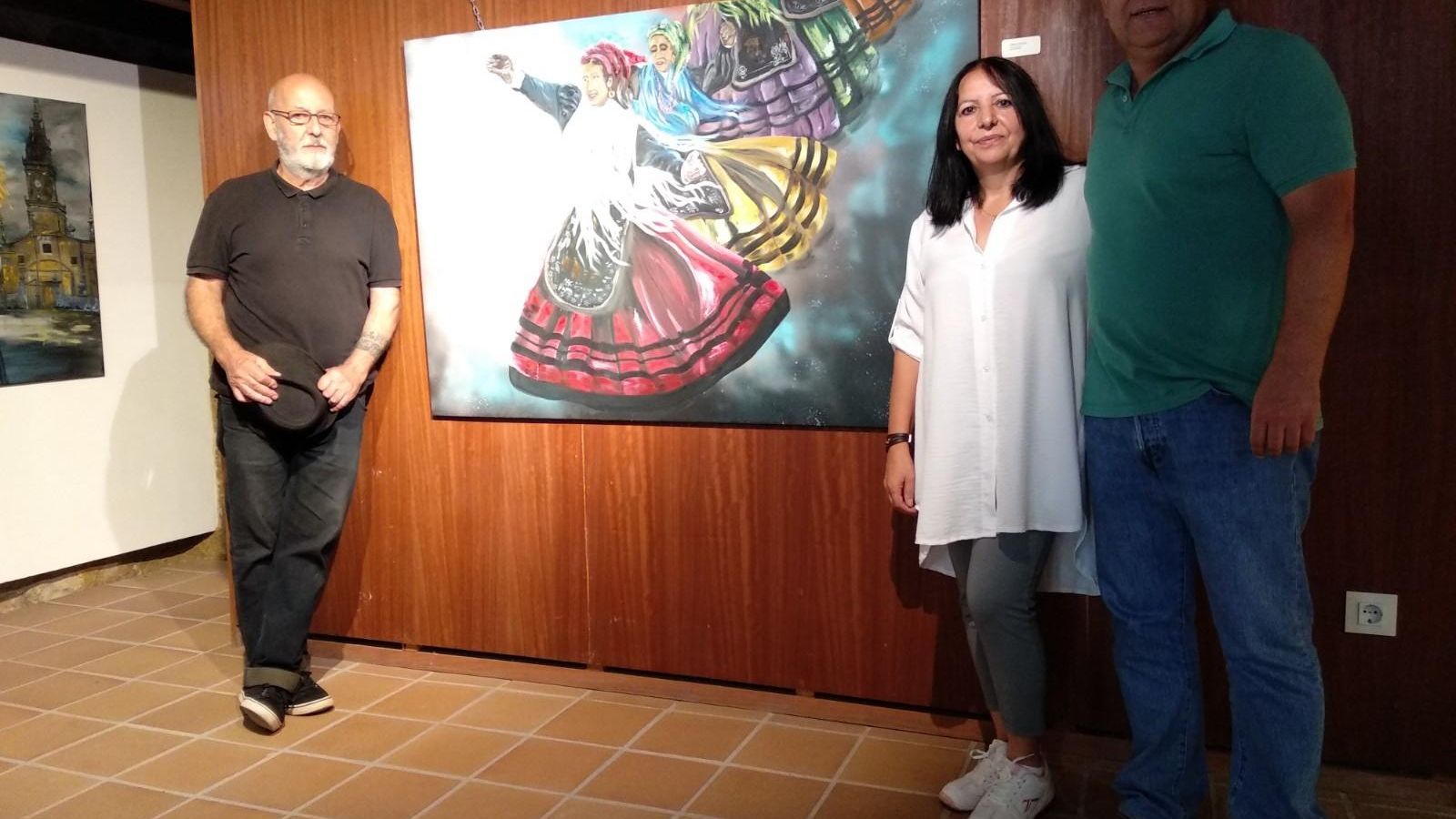 Xosé Rivada, Luz Novoa y José Luis Suárez en la inauguración de la muestra.