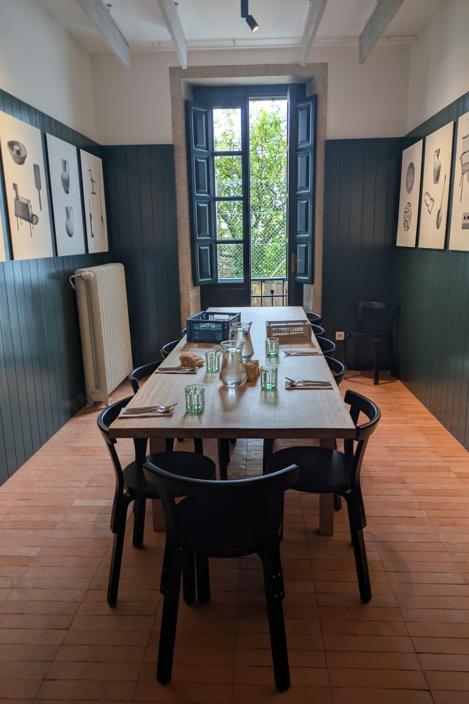 Una de las estancias de Casa RIA con bocetos y referencias de objetos de diseño.