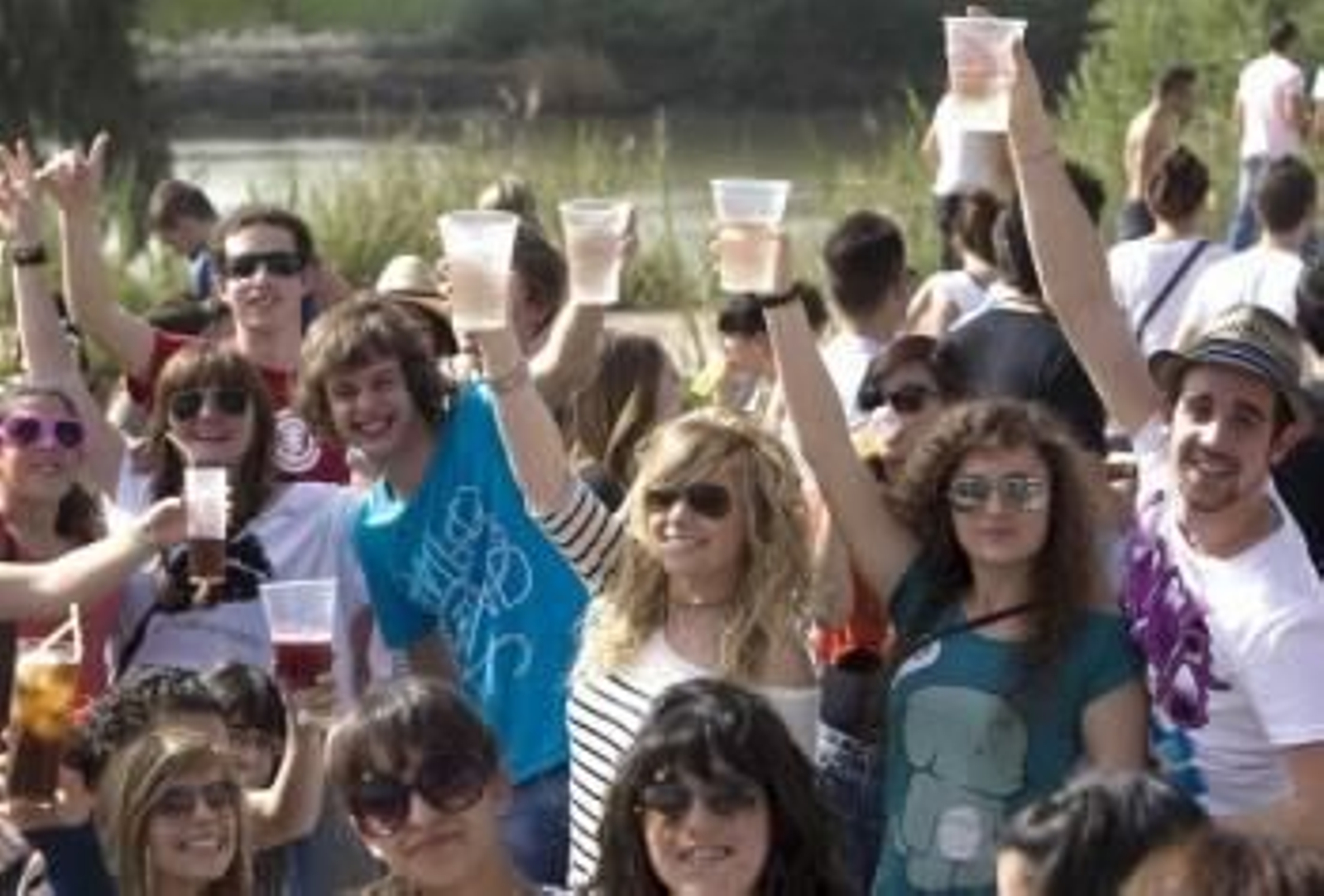 Un grupo de jóvenes haciendo botellón. (Foto: JUAN FERRERAS)