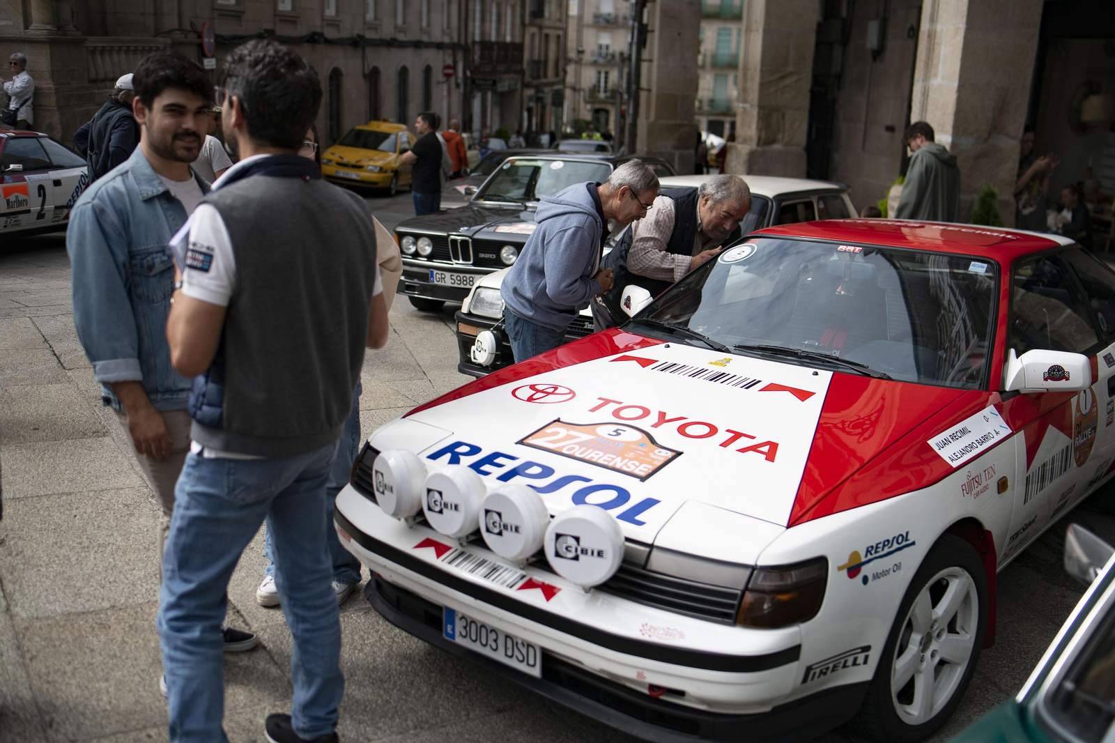 Gente observando un coche de rally antiguo en Ourense