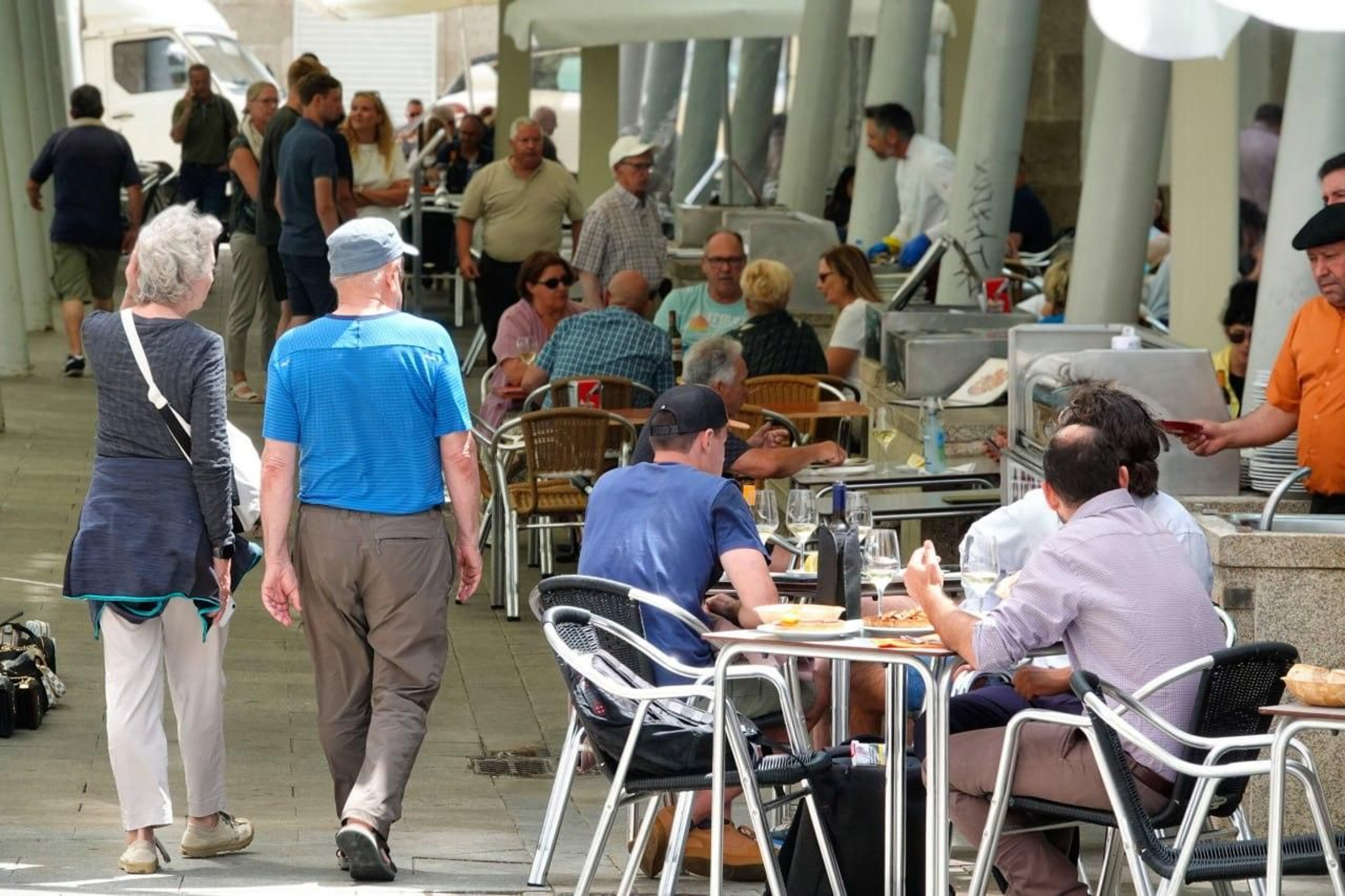 La Calle de las Ostras se inunda de turistas dispuestos a probar la gastronomía típica de la zona.